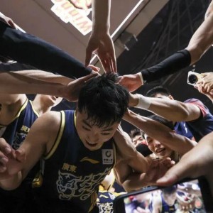 九游官网登录入口-广东男篮今日动态更新！球队四人爆发赢下主场比赛，杜锋指导深夜发言，徐杰险些成背锅之人